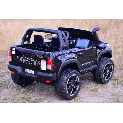 ORYGINALNA TOYOTA HILUX, 2X12V10AH W WALIZCE,MP4, LAKIER, FULL OPCJA 4X4 /DKHL850